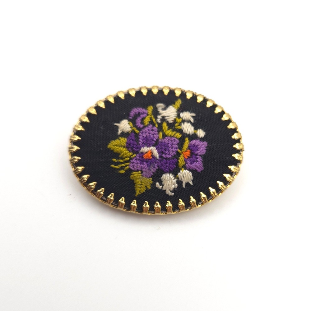 Vintage‎ Floral Petit Point Embroidered Oval Brooch Gold Tone Purple Violets